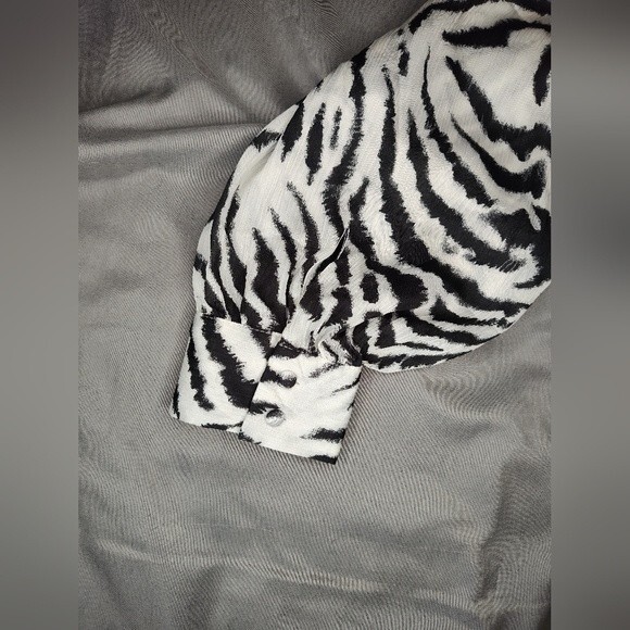 Women's Ophelia Roe Long Sleeve Zebra Print Blouse 1X - Picture 4 of 6